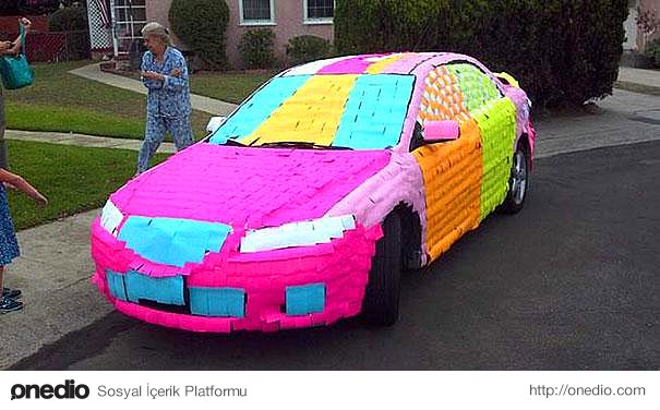 Babanızın arabasını yapışkan not kağıtlarıyla yeniden renklendirin