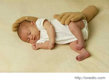 Bebekler rahat uyusun diye, bir anne elinin ebat ve ağırlığında, dokunma hissi verecek şekilde tasarlanmış yastıklar: