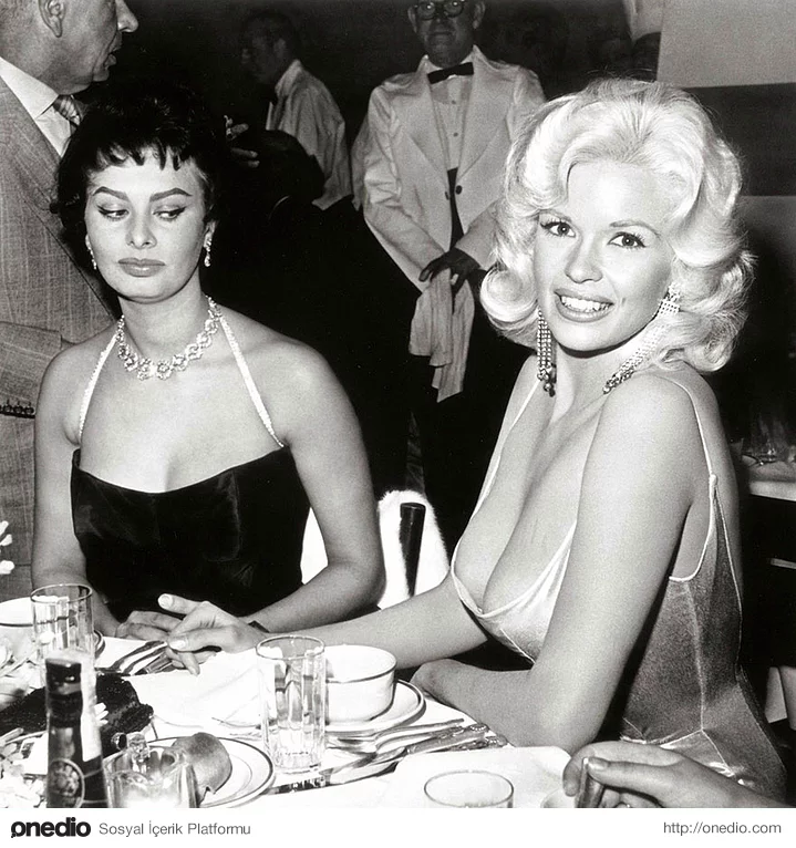 Kıskançlık; 12 Nisan 1957'de Sophia Loren kendi onuruna düzenlenen partide gözlerini Jayne Mansfield'dan alamıyor :)