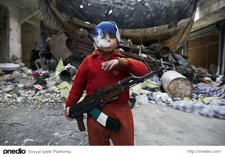 Kaybolan Masumiyet; 8 yaşındaki Suriyeli bir direnişçi artık hiç de çocuk gibi görünmüyor.