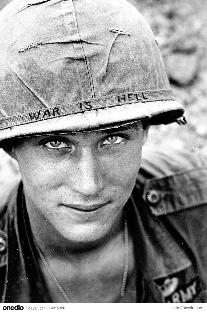 Güney Vietnam'da görevde olan bir asker, 1965.