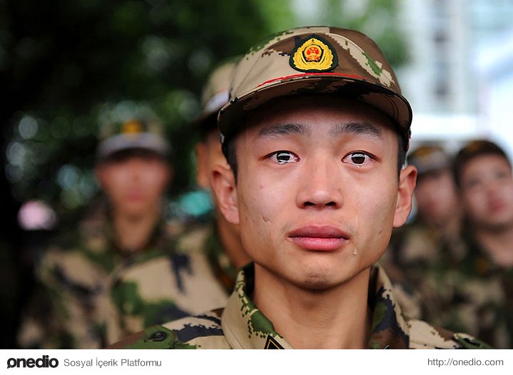 Çinli bir polis, görev için gemiyle gönderilmeden önce gözyaşlarına hakim olamıyor.