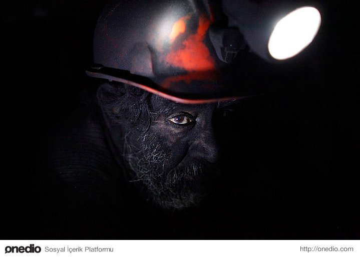Meksika, Sabinas'taki bir kömür madeninde mola veren bir madenci