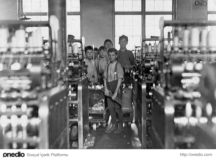 Kuzey Karolina'da fabrikada çalışan çocuklar (1908)