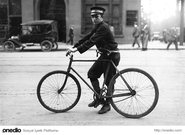 Bisikletle bir yerden bir yere haber ileten bir çocuk. (1914)