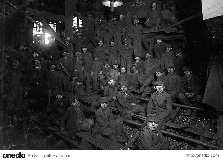 Pensilvanya'da bir fabrikada çalışan çocuk işçiler. (1911)