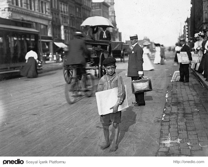 Indianapolis'de ayakları çıplak gazeteci çocuk. (1908)