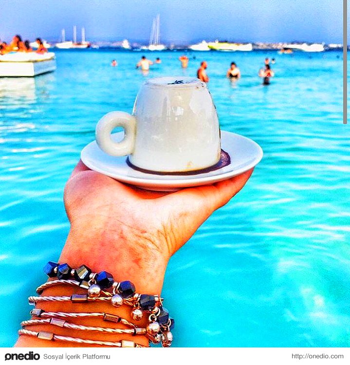 Deniz kenarından bir Türk kahvesi ve fal temalı fotoğraf.