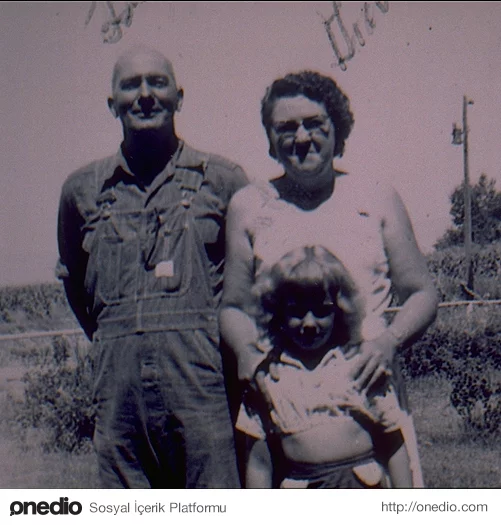 Sıradan bir aile olan Clara ve Lloyd Olsen çifti çocuklarıyla beraber bir çiftlikte hayatlarını sürdürmekteydi.