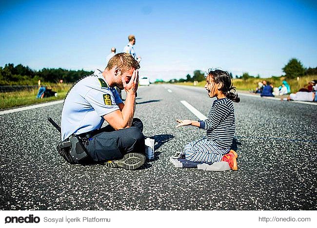Bu muhteşem fotoğraf, Danimarka sınırında çekildi. Dünyada pek çok ülkenin sırt döndüğü, pek çok insanın zulüm uyguladığı mülteci bir çocuk ve Danimarkalı bir polis.